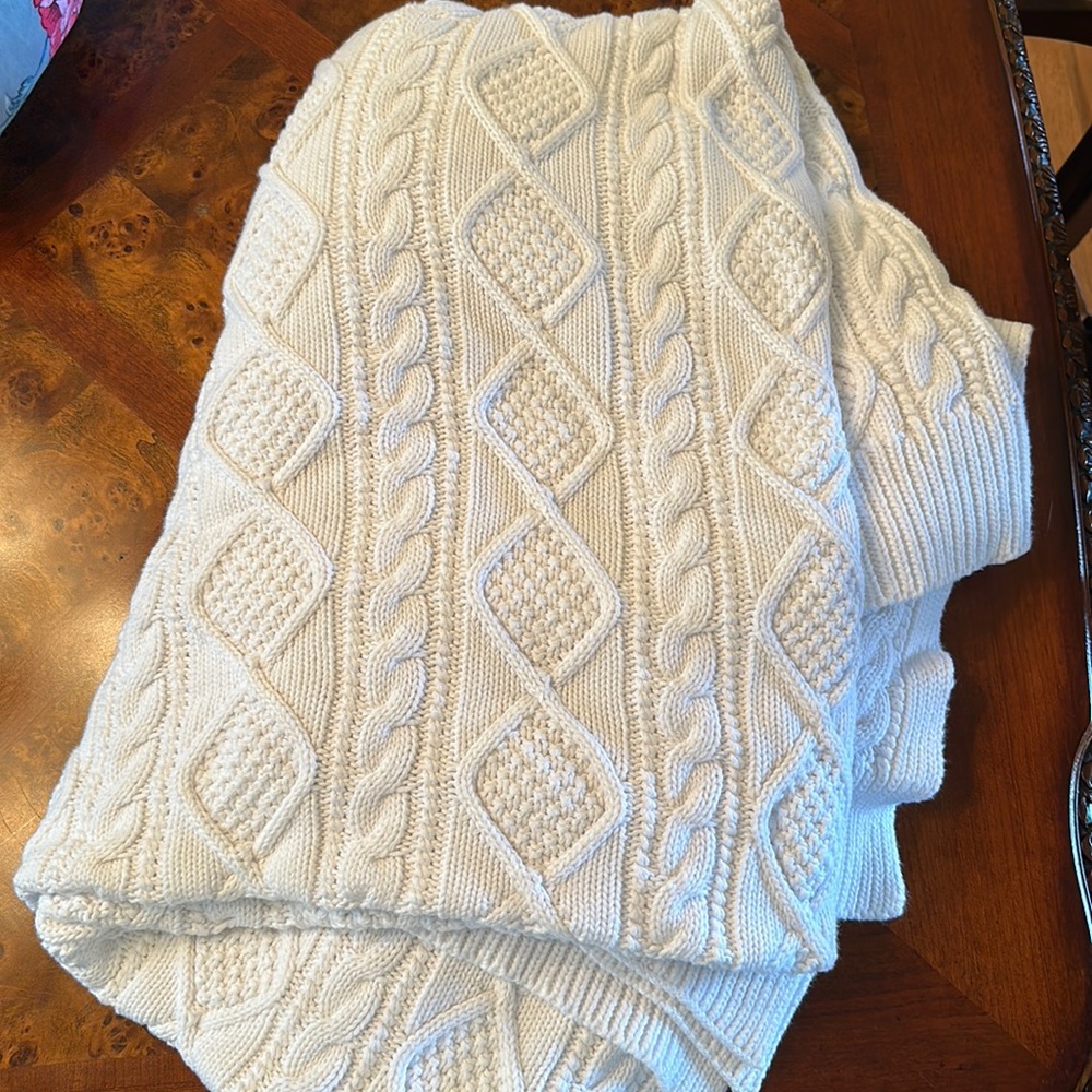 Chunky cable knit blanket